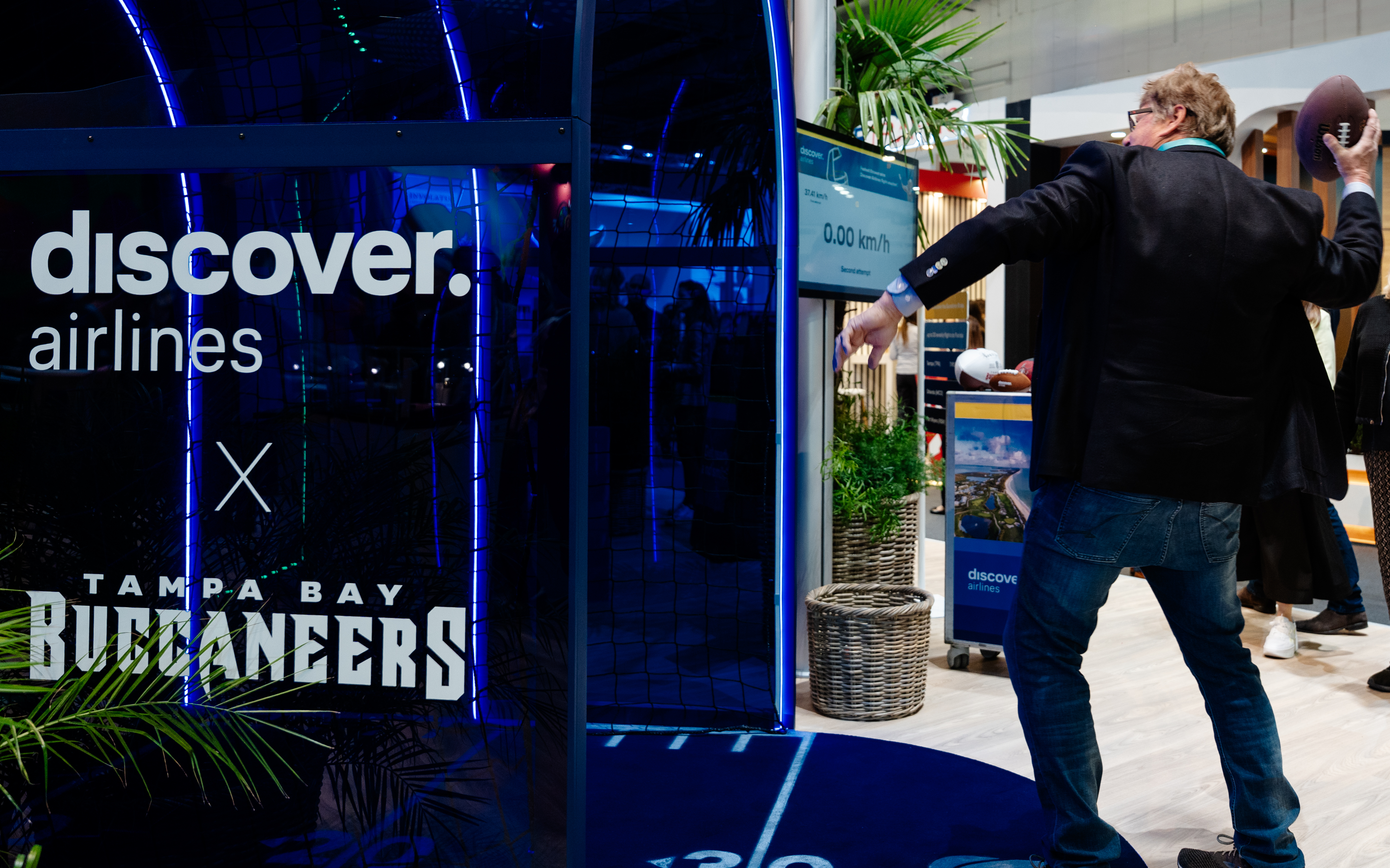 Speedcheck-Tunnel auf der ITB Berlin 2025 – Discover Airlines Messemodul mit Echtzeit-Wurfmessung Speedcheck-Tunnel auf der ITB Berlin 2025 – Discover Airlines Messemodul mit Echtzeit-Wurfmessung