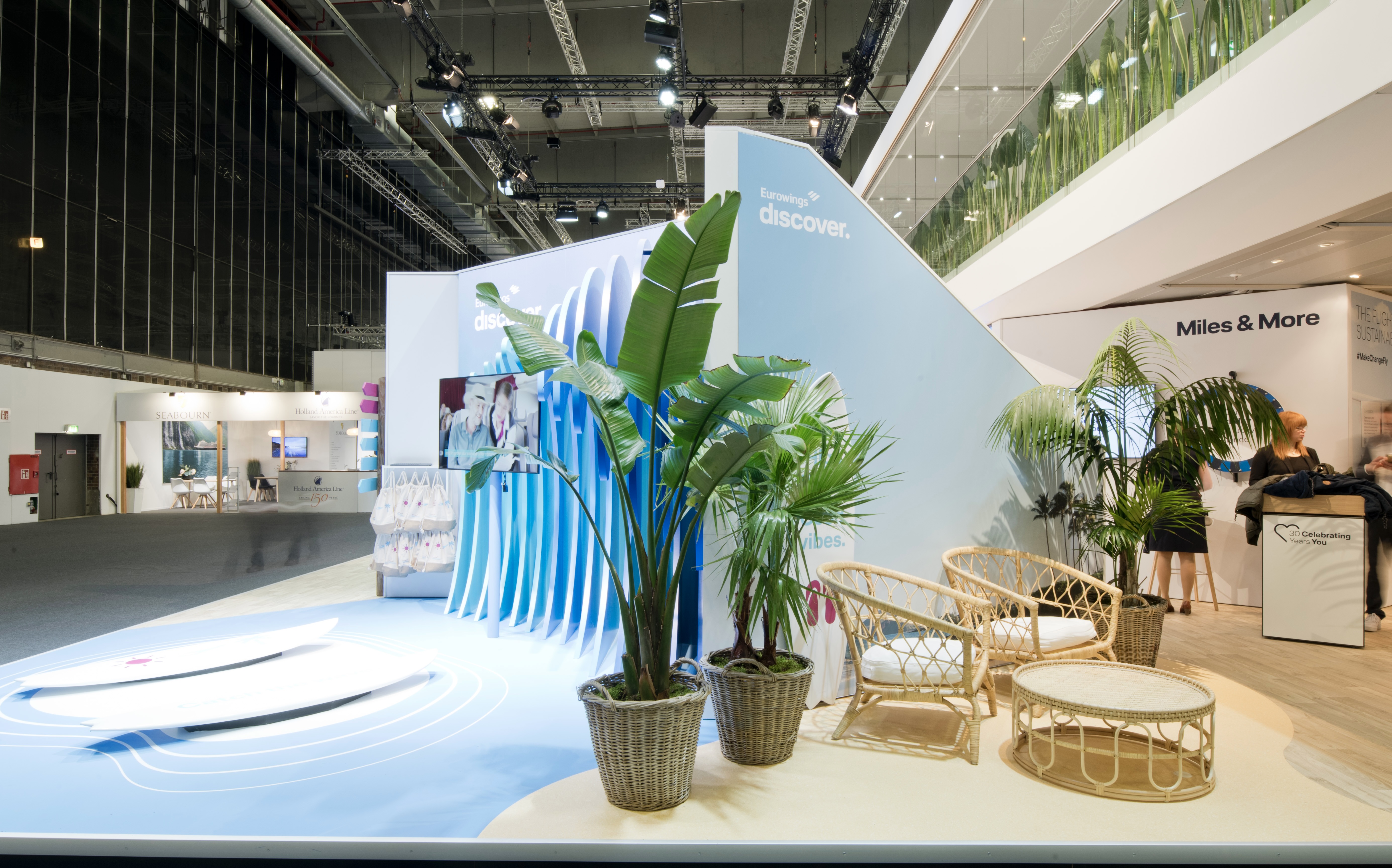 ganzer Messestand von Lufthansa und Eurowings Discover